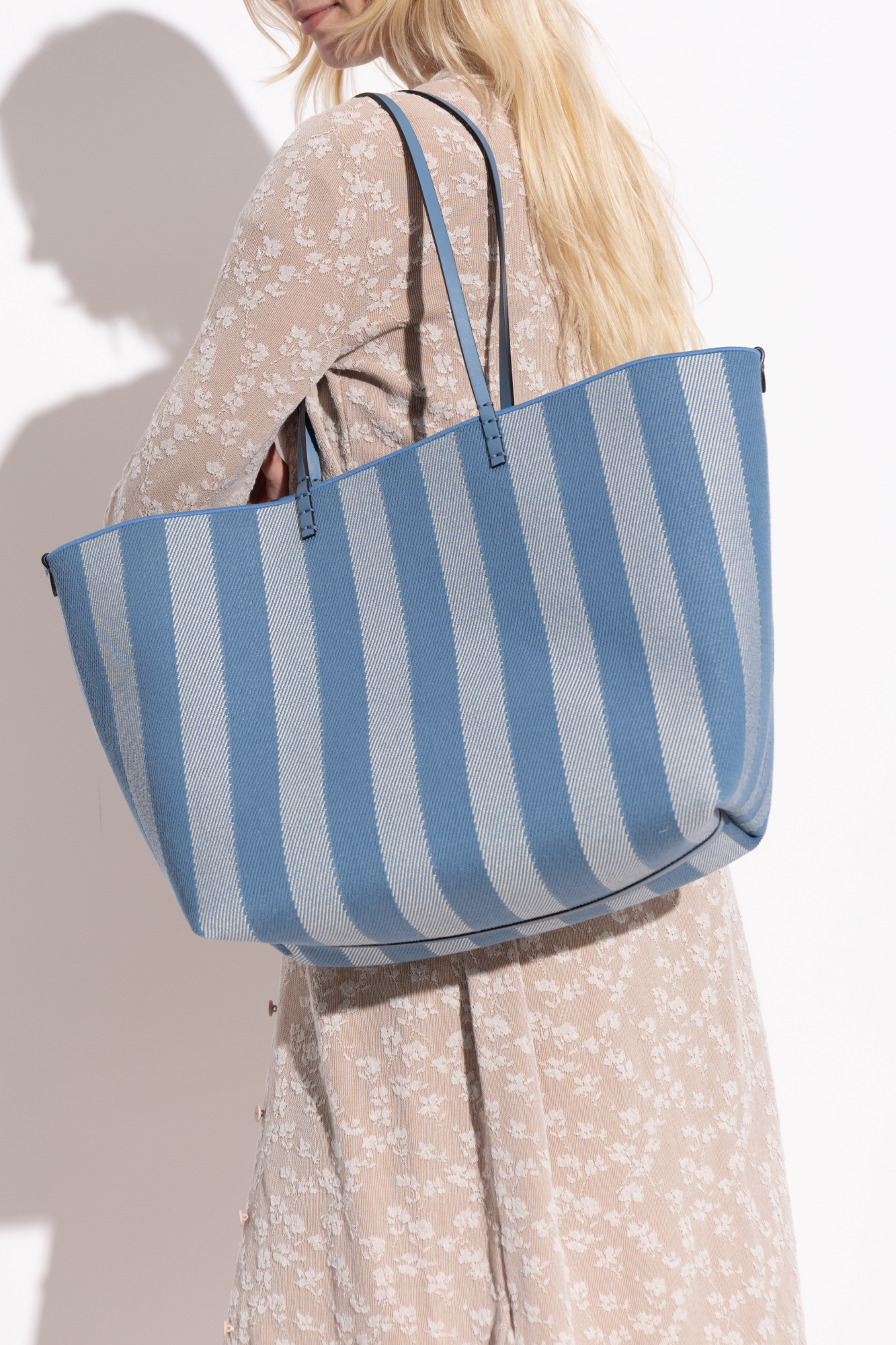 トートバッグ FENDI 'Roll Large' reversible shopping bag Light Blue Fendi Blue Reversible Roll Large Shopper | ModeSens